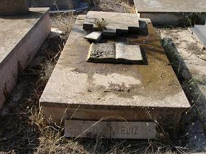 ORAN 10 2005 067 CIMETIERE DE TAMAZHOUET TOMBE D ANTOINE RUIZ AVEC UN PETIT BOUQUET D IMMORTELLES CUEILLIES A SANTA CRUZ
